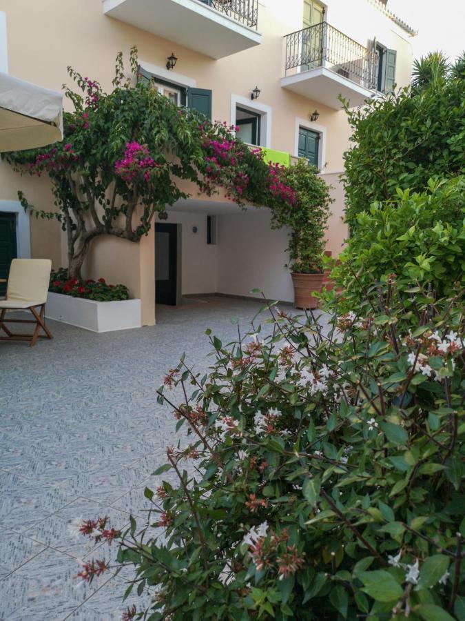 Twin House Spetses Hotel Buitenkant foto