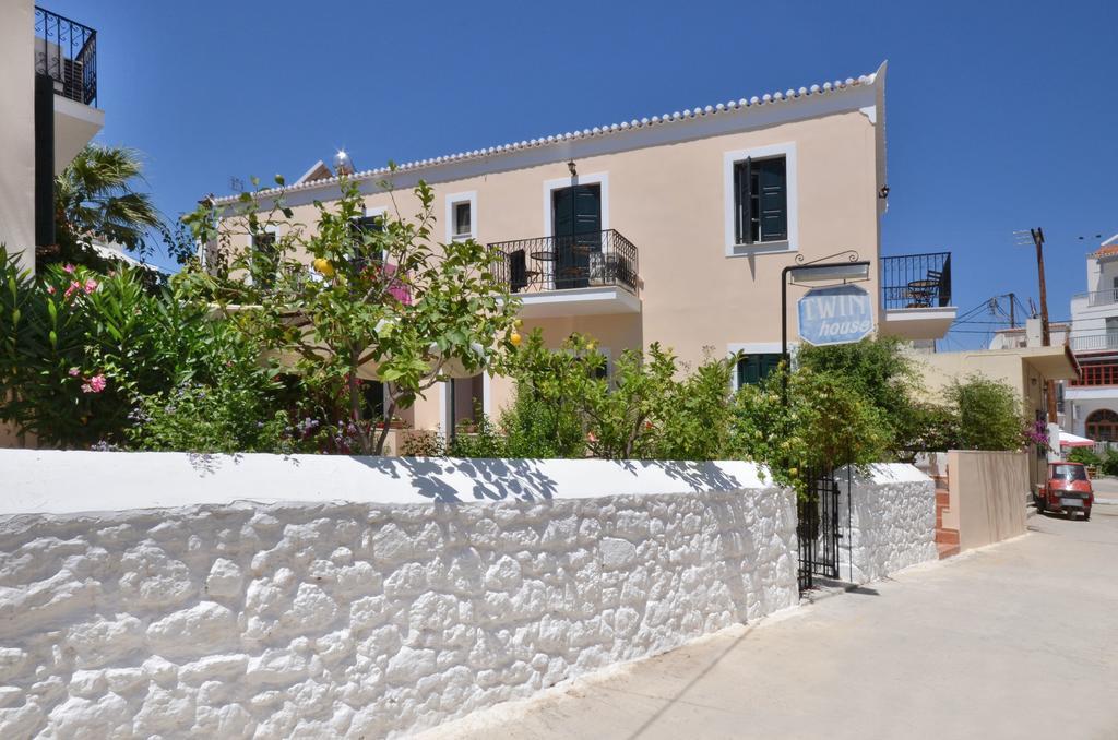 Twin House Spetses Hotel Buitenkant foto