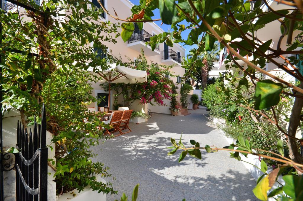 Twin House Spetses Hotel Buitenkant foto